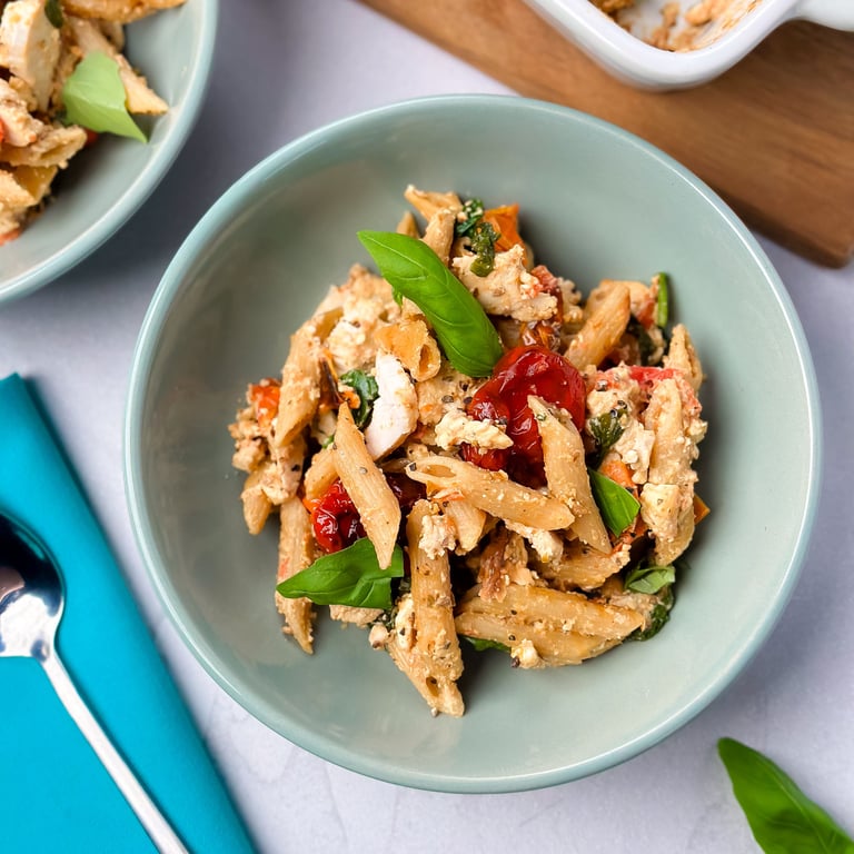 Gebackener Feta mit Tomaten, Gewürzen und Nudeln