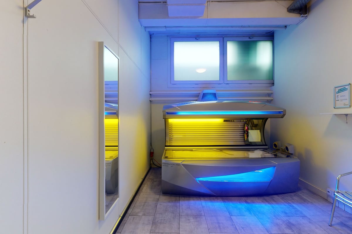 PureGym Basel Dreispitz: Solarium in a private compact room.