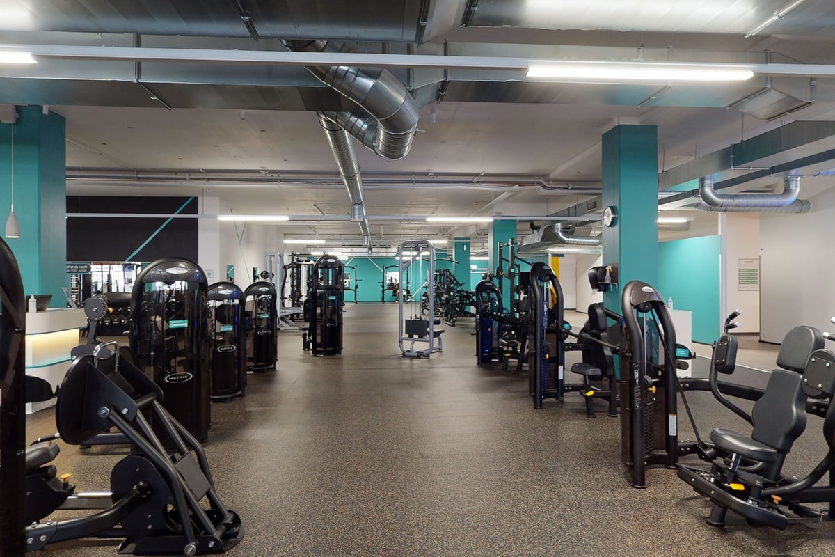 PureGym Bern Bümpliz: Appareils de musculation, équipement de résistance et revêtements de sol caoutchoutés.