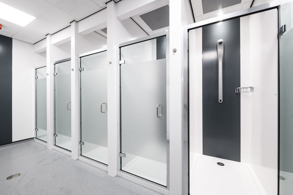 PureGym Aylesbury: shower cubicles