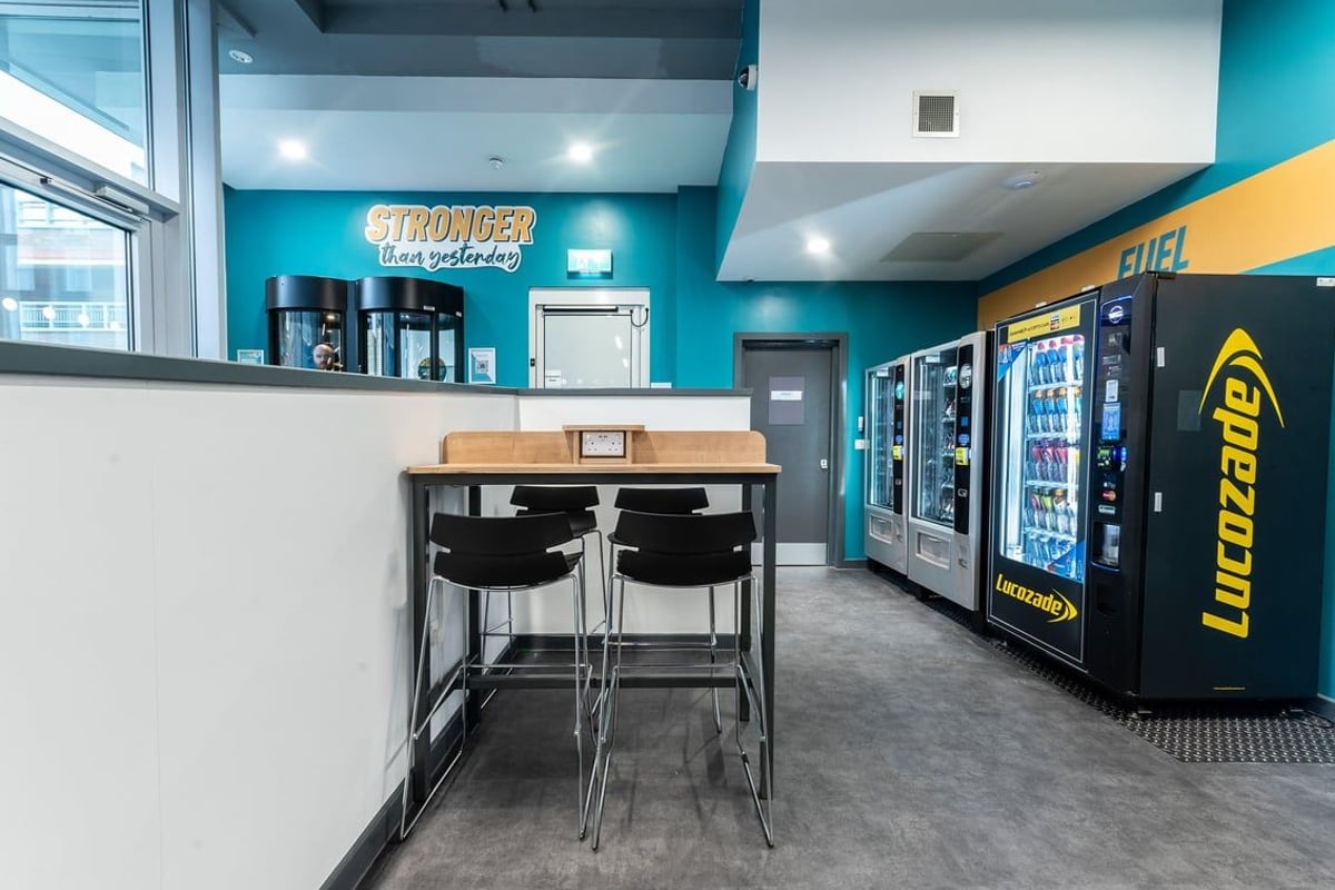 PureGym Walton-on-thames: Vending machines and seating area