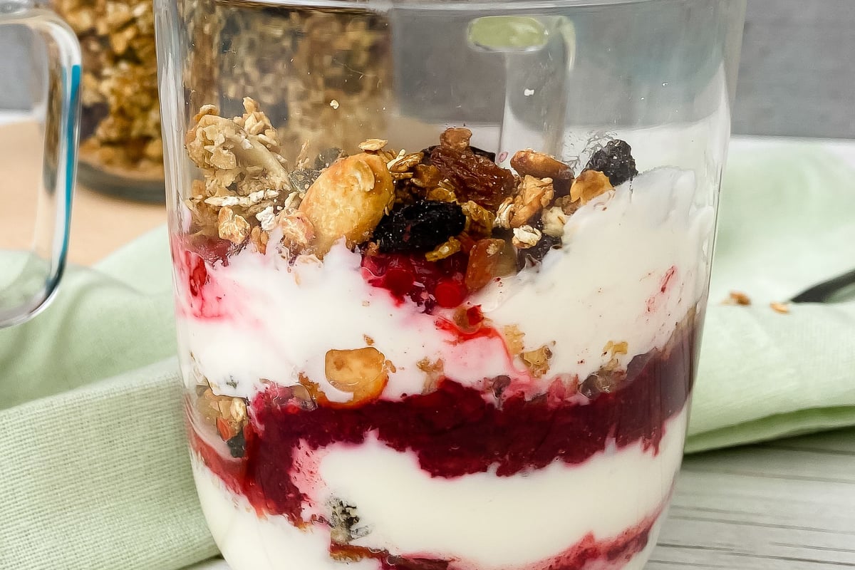 Gesundes Joghurt-Obst-Parfait mit selbstgemachtem Müsli