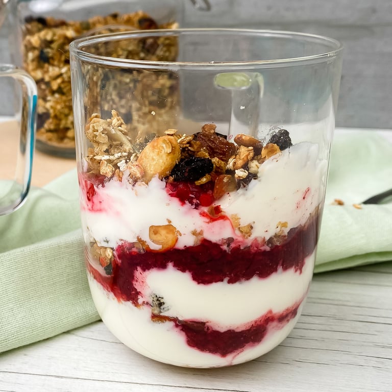 Gesundes Joghurt-Obst-Parfait mit selbstgemachtem Müsli