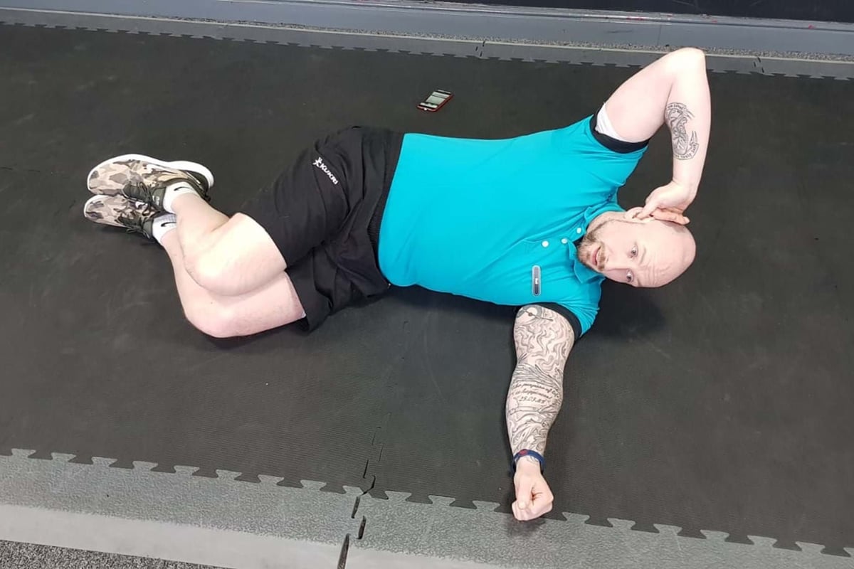 Oblique crunch ab exercise starting position