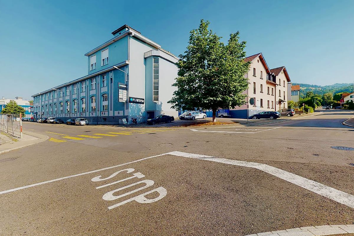 PureGym Rorschach: Extérieur du bâtiment avec signalisation PUREGYM.