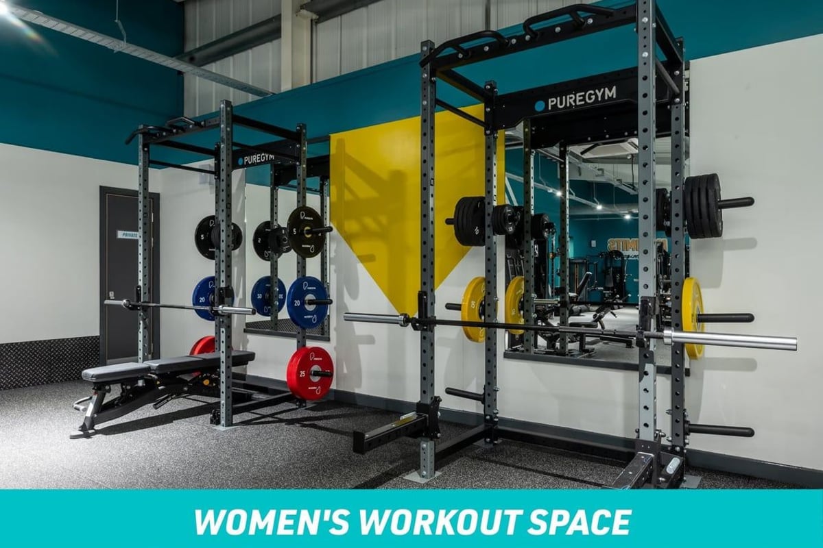 PureGym Torquay Women's Workout Space: Squat racks