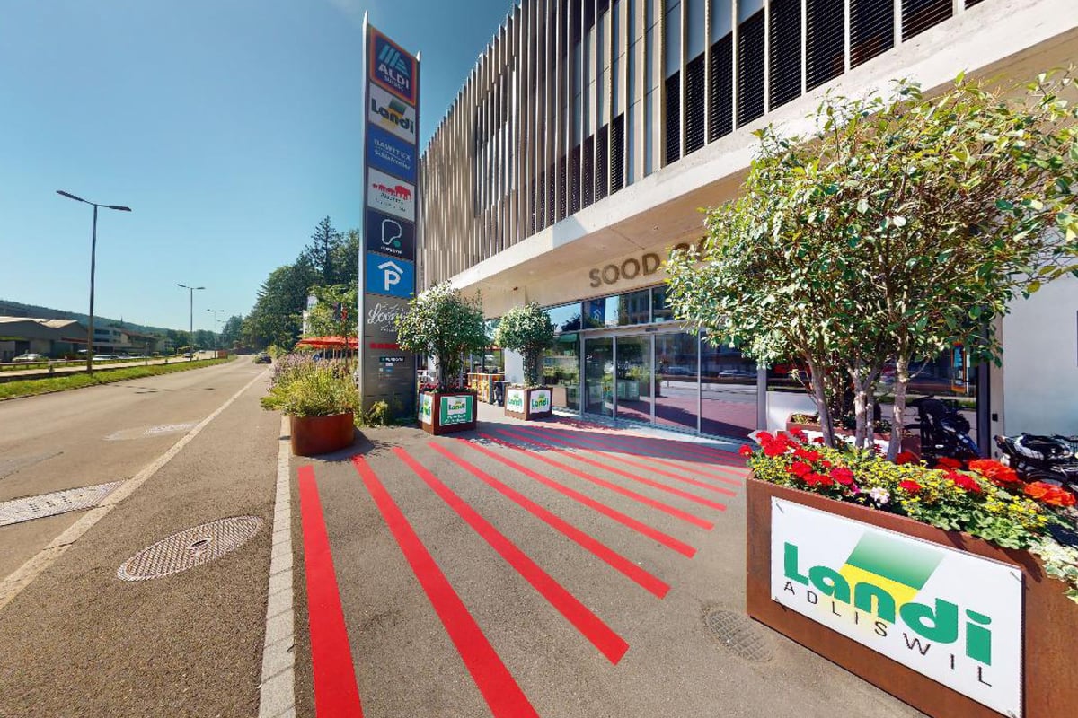 PureGym Adliswil: Construisez une signalisation extérieure PureGym, des jardinières et des panneaux d'orientation.