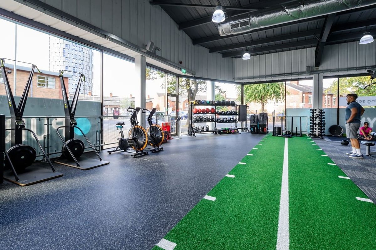 PureGym Leicester Walnut Street: Gym with exercise rigs, free weights, resistance bands, turf area, and rubberized flooring.