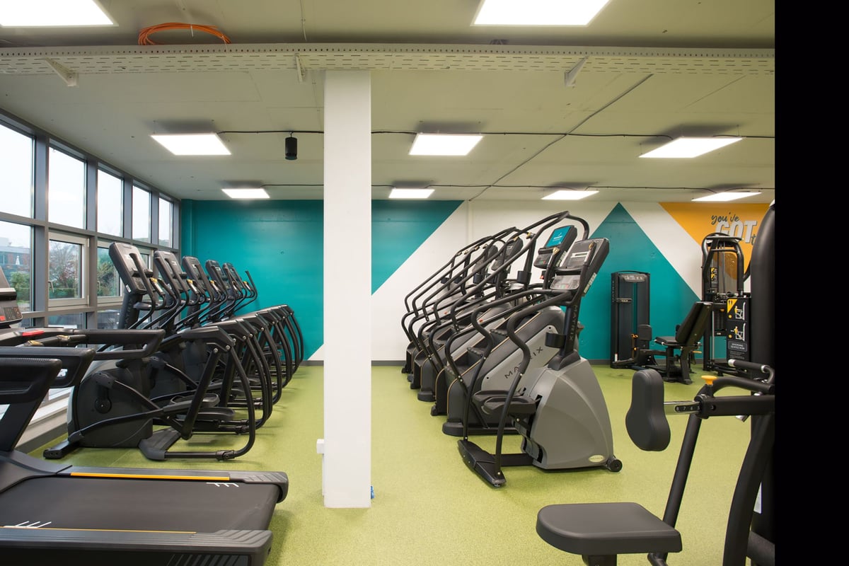 PureGym Lyss: Des rangées de tapis roulants, de vélos stationnaires et d'appareils de musculation.