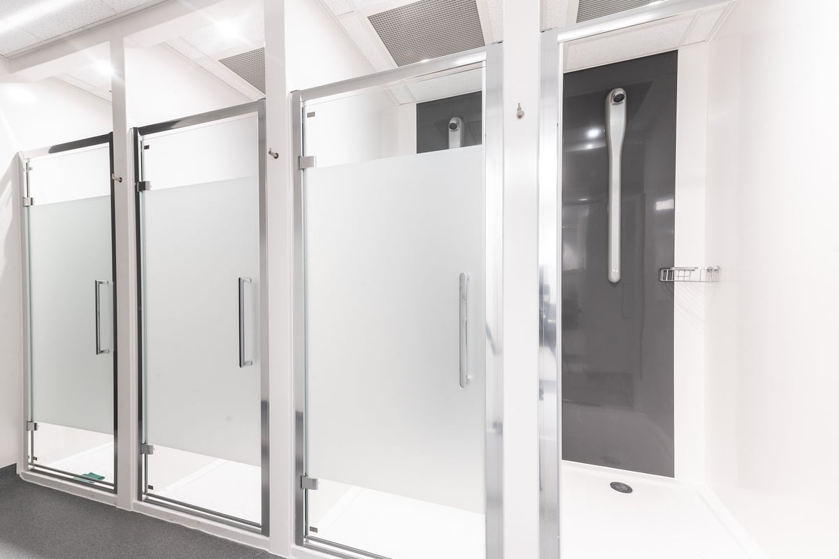PureGym London Monument: Vestibule with frosted glass partitions and door entrances.