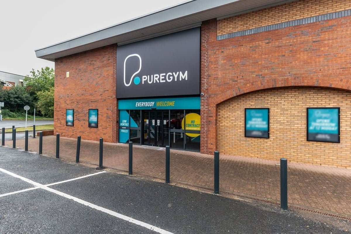 PureGym Redditch Ringway: Brick building exterior, PureGym signage, fenced parking area.