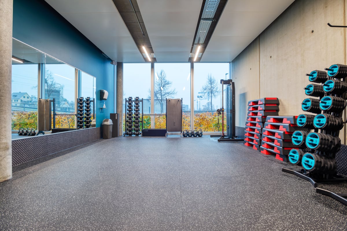 PureGym Zürich Oerlikon: PureGym Zürich Oerlikon: großzügiger Bereich zum Dehnen