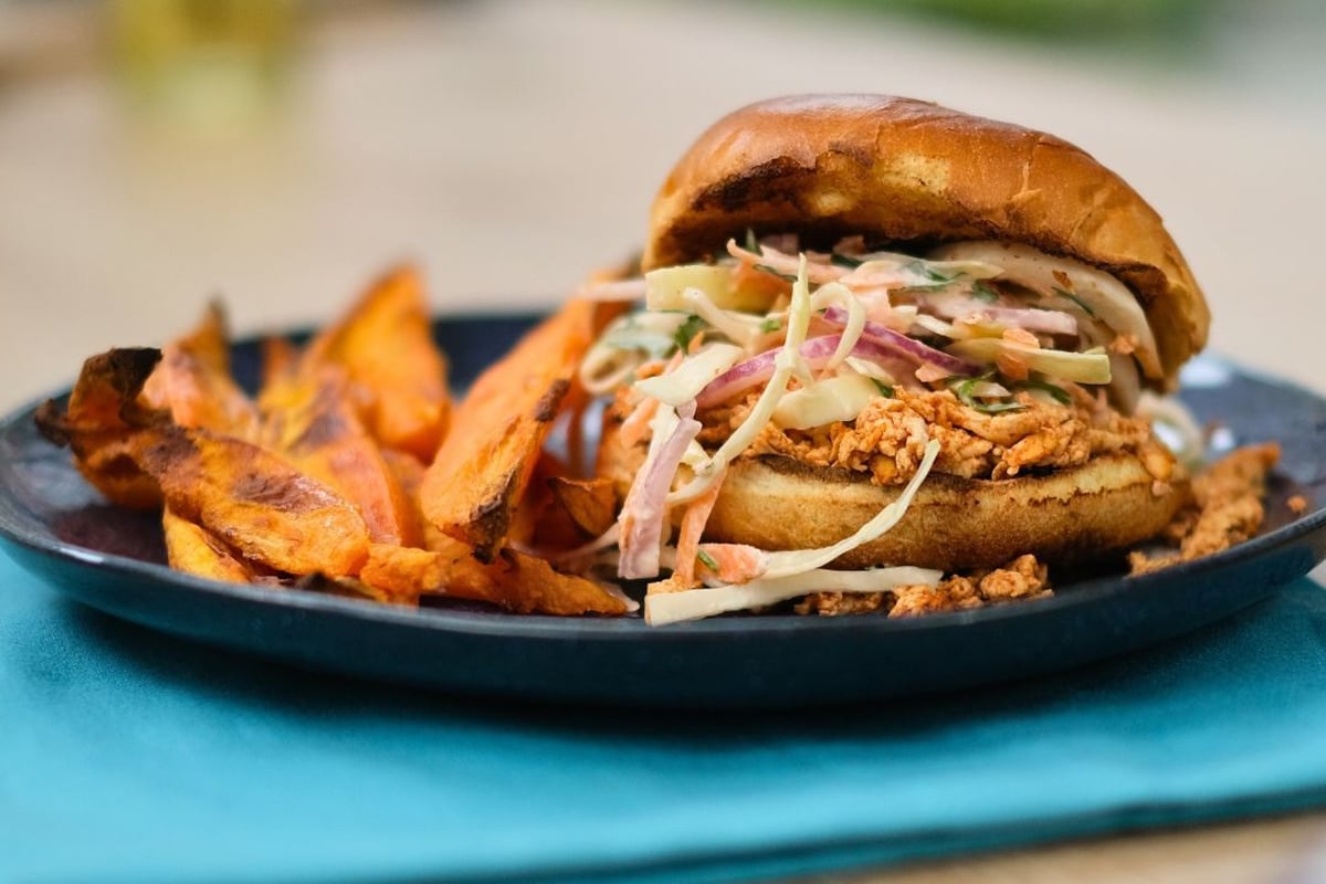 Panini con tofu sminuzzato al gusto BBQ con insalata di cavolo alle erbe aromatiche 