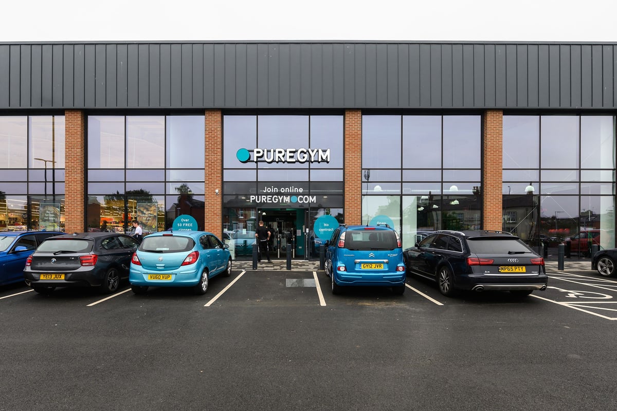 PureGym Bromsgrove Retail Park: Pure Gym exterior with parked cars and entrance displaying its branding.