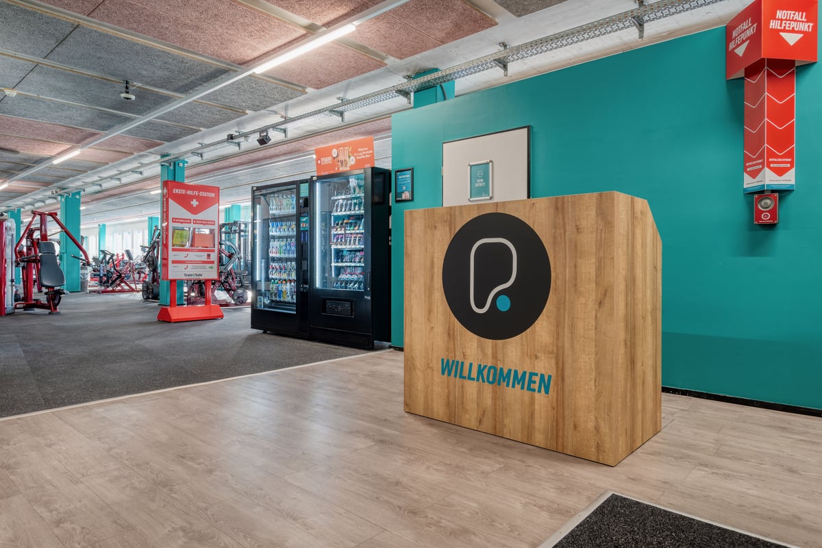 PureGym Wetzikon: Empfangsbereich mit Eingangsdrehkreuz.