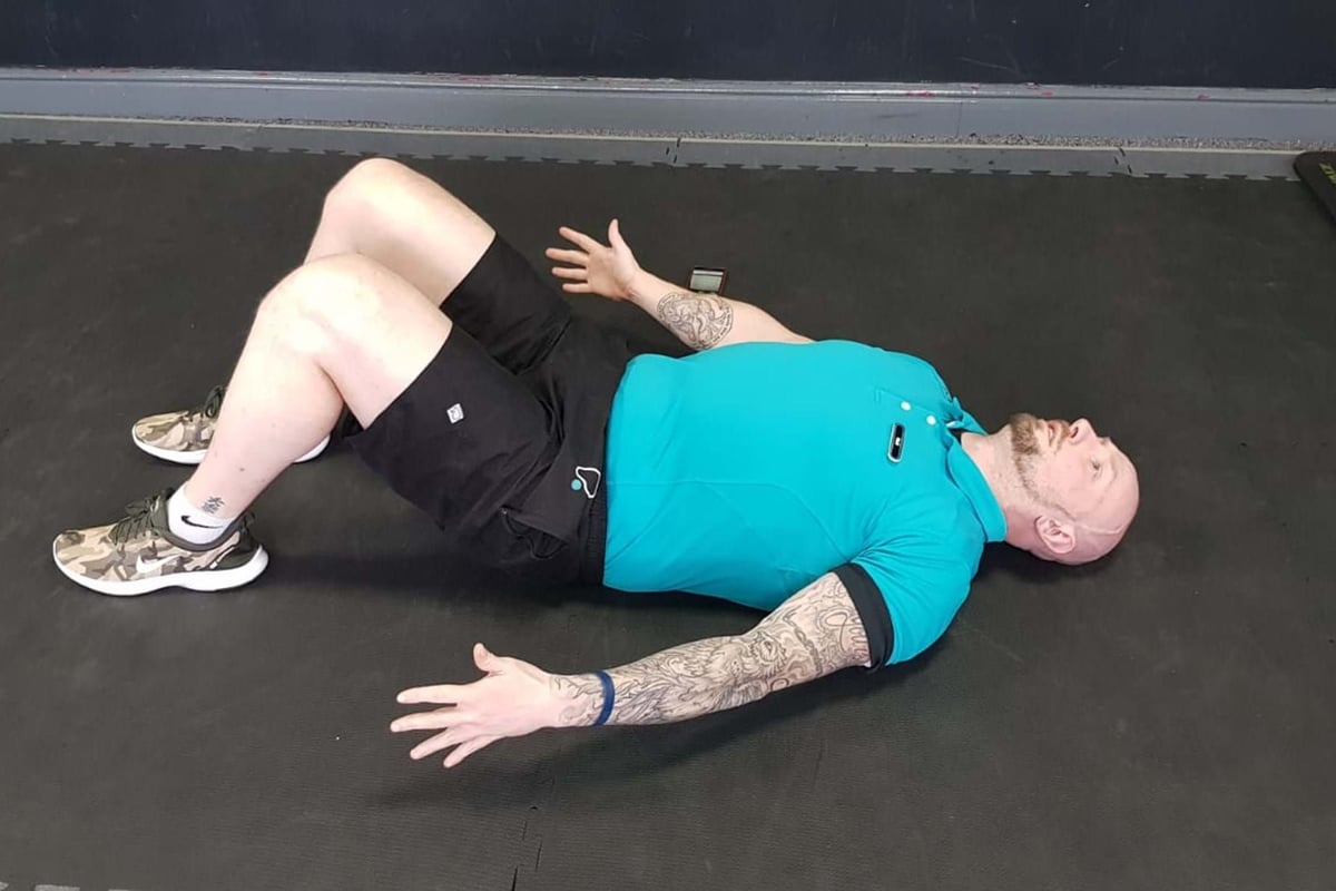 Heel touches ab exercises starting position