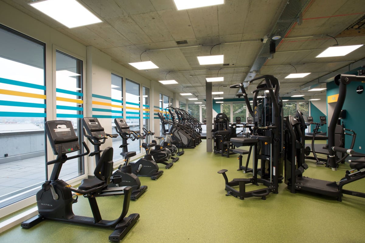 PureGym Adliswil: Des rangées de tapis roulants, d'appareils de musculation et d'équipements de résistance.