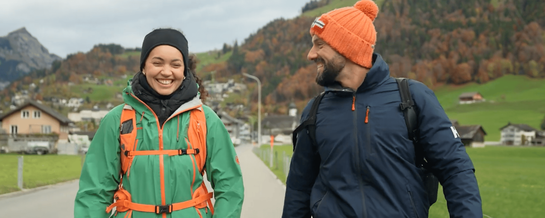 PureGym CH: Fitness that feels good - smiling couple walking in the Swiss countryside in hiking gear