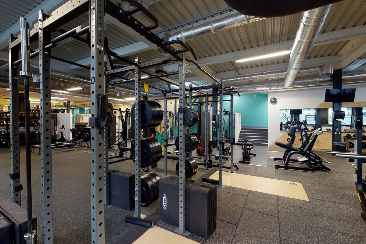 PureGym Bern Lorraine: Salle de sport avec haltères, haltères, bancs, appareils de résistance et sol caoutchouté.