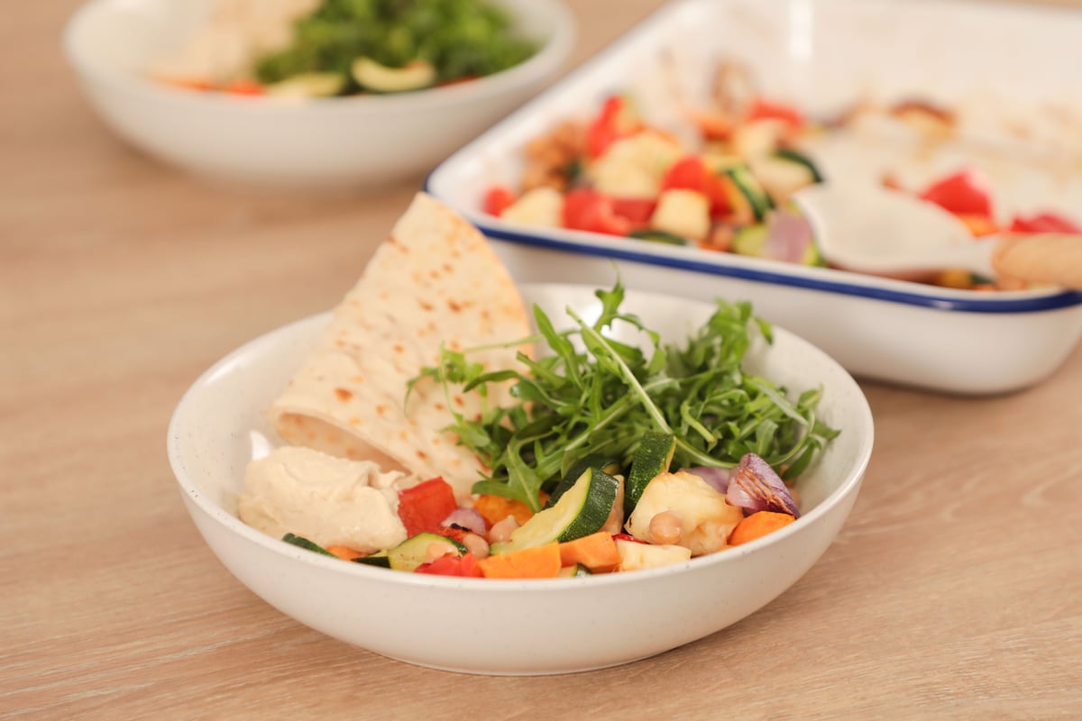 Halloumi mit scharfem Honig, Kichererbsen und Gemüse aus dem Ofen