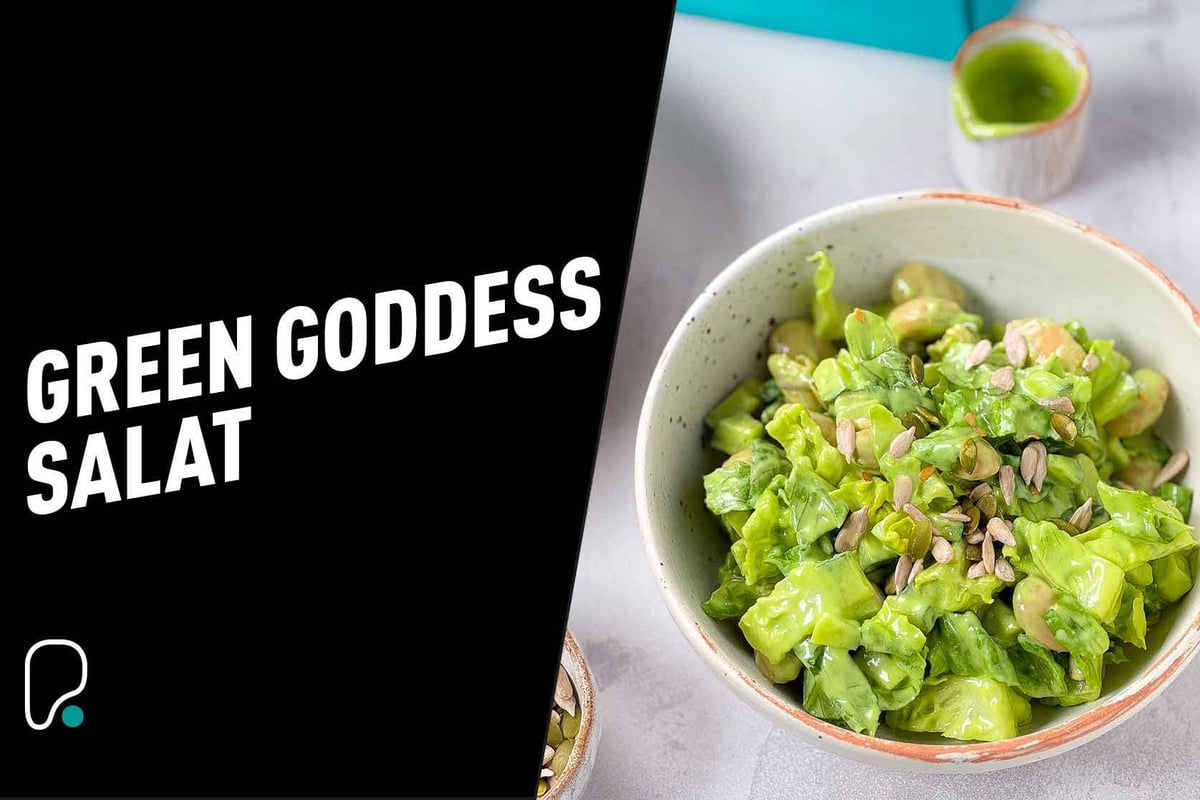 Schüssel mit grünem Salat, Bohnen, Samen und grünem Dressing daneben
