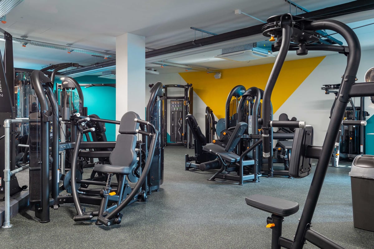 Salle des machines de la gym de Brugg avec appareils à charges guidées