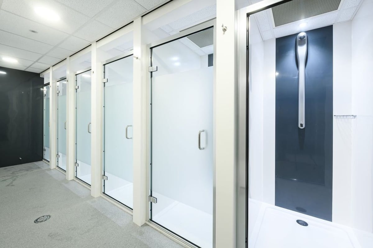 PureGym London Clapham: shower cubicles
