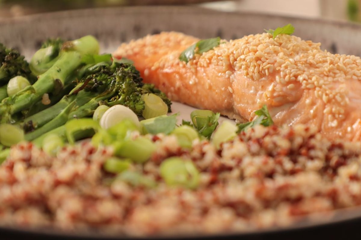 Lachs mit Sesamkruste, Quinoa mit Misobutter und geröstetem Broccoli