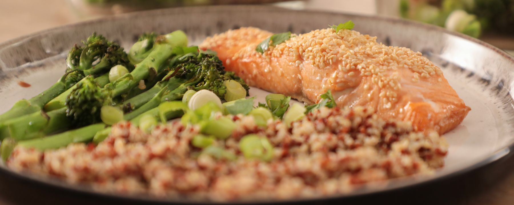 Lachs mit Sesamkruste, Quinoa mit Misobutter und geröstetem Broccoli