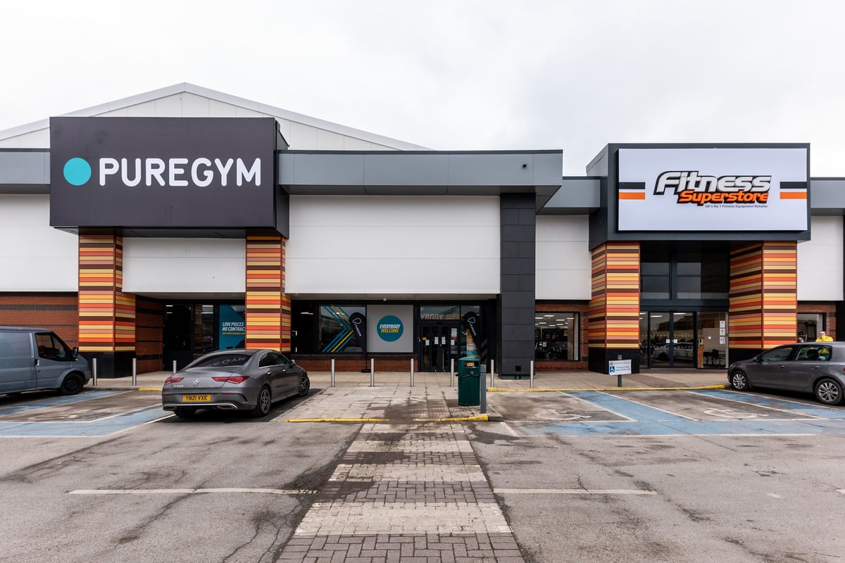 PureGym Sheffield Meadowhall Retail Park: Gym exterior with PureGym and Fitness Superstore signboards, parking spaces.