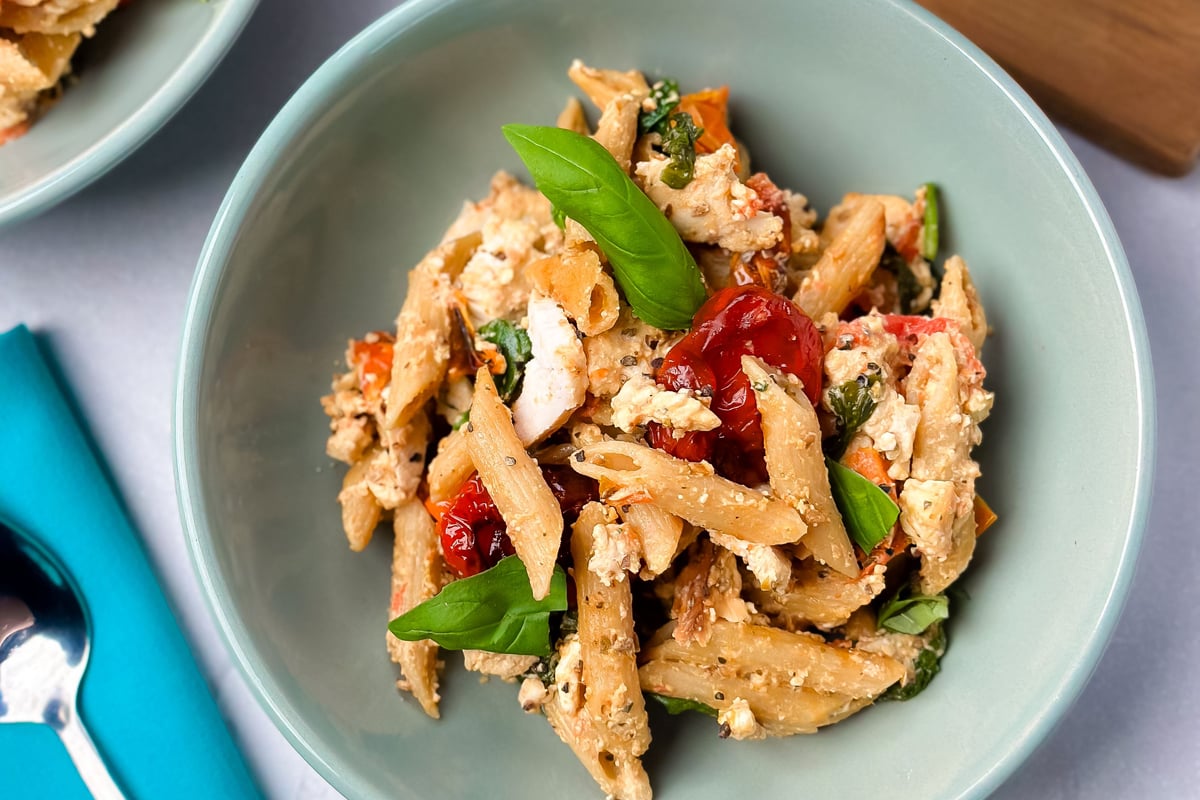 Gebackener Feta mit Tomaten, Gewürzen und Nudeln