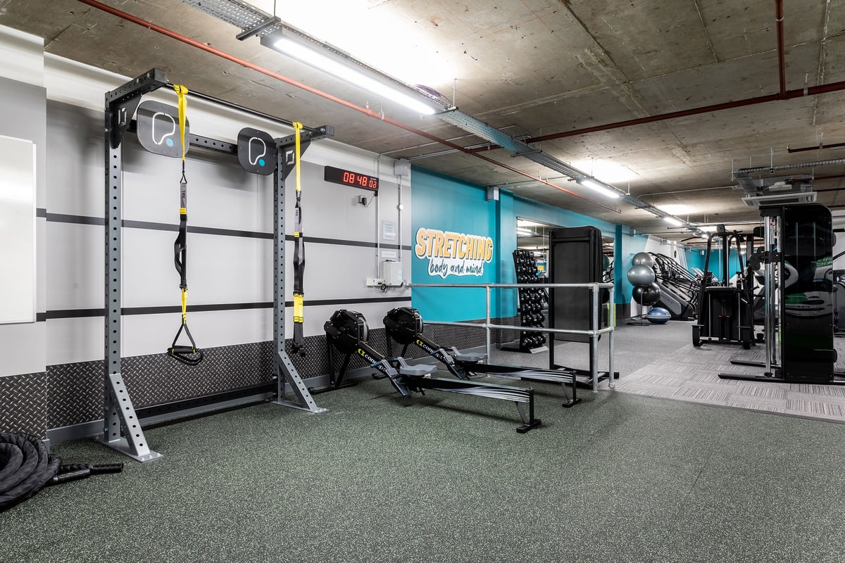 PureGym London Angel: Rig with pull-up bars, squat rack, kettlebells, benches, rubberised flooring.