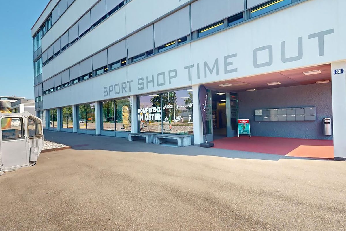 PureGym Uster: Entrée du magasin de sport avec fenêtres extérieures affichant les équipements de fitness à l'intérieur.