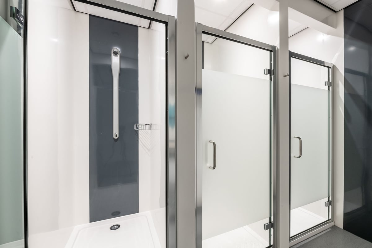 PureGym Derby Kingsway Retail Park: shower cubicles