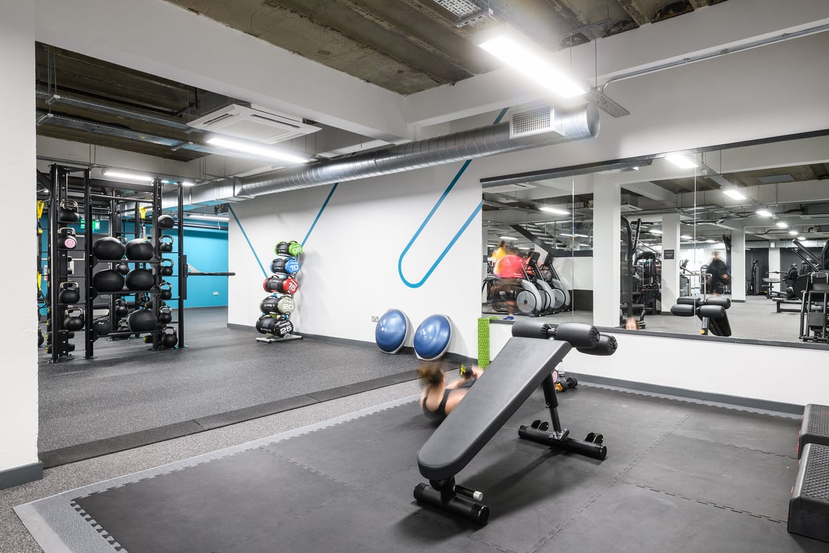 PureGym Brighton London Road: Gym with weight racks, kettlebells, battle ropes, resistance bands, and rubberized floors.