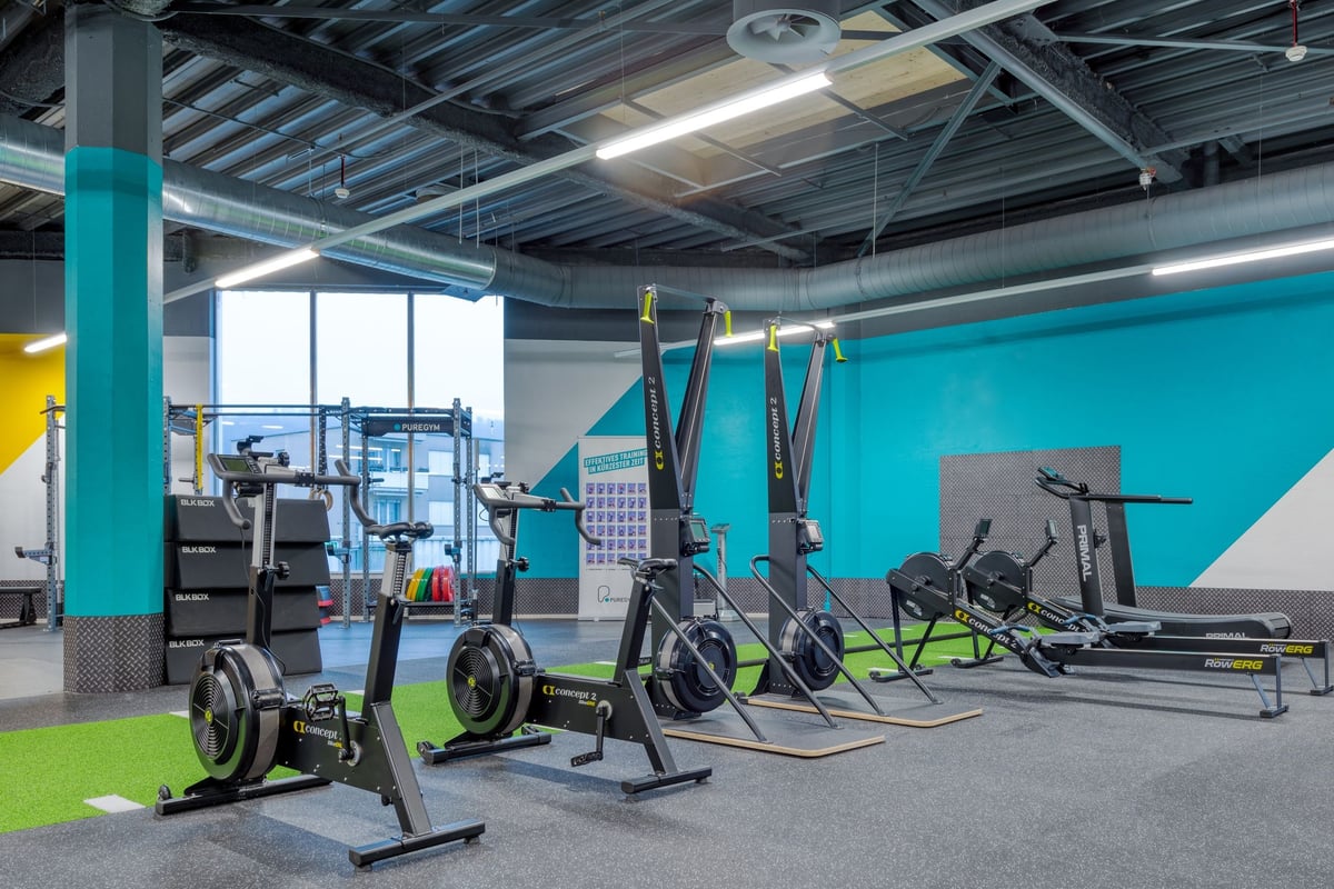 PureGym Bachenbülach : espace fitness aux murs colorés présentant des équipements de musculation.