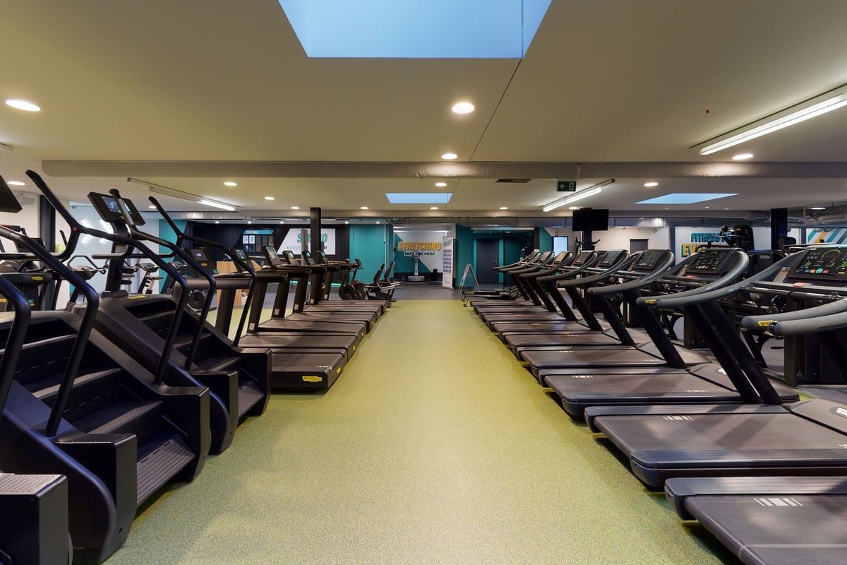 PureGym Bern Lorraine: Des rangées de tapis roulants, de vélos elliptiques et de vélos d'exercice.