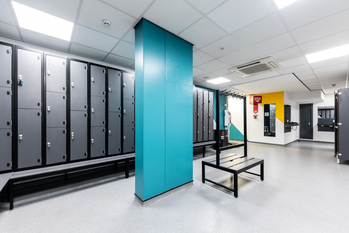 PureGym London Finsbury Park: Rows of lockers, blue partition walls, benches, bright interior design.