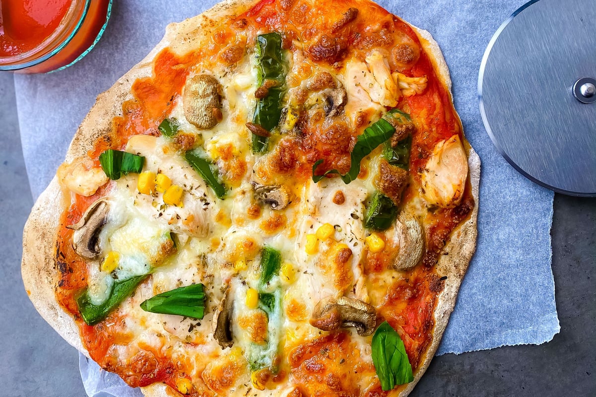 Hausgemachte Pizza mit Huhn und Gemüse Rezept