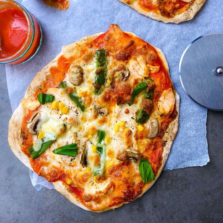 Hausgemachte Pizza mit Huhn und Gemüse Rezept