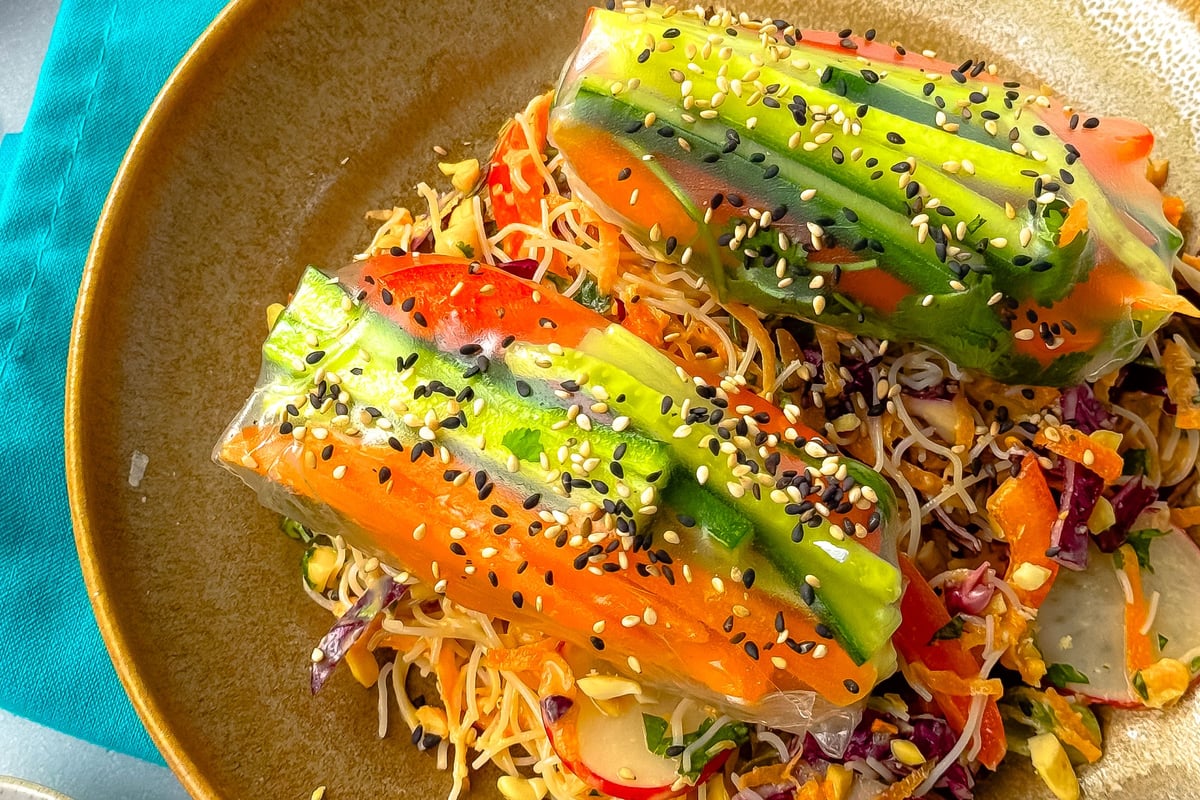 Sommerrollen mit Riesengarnelen oder vegetarisch mit Satay-Nudelsalat