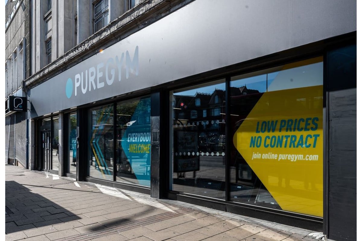PureGym London Catford Rushey Green: Storefront of a gym/fitness studio displaying low prices and no contract offers.