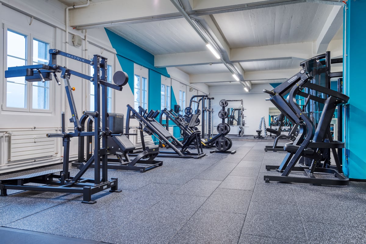 Gym Olten Bereich mit scheibenbeladenen Maschinen, Beinpresse und Hack-Squat