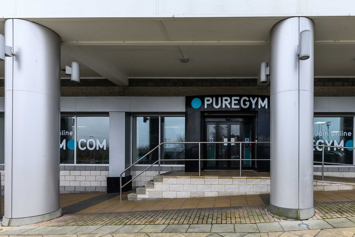 PureGym Pool: Exterior of gym entrance with steps and company logo