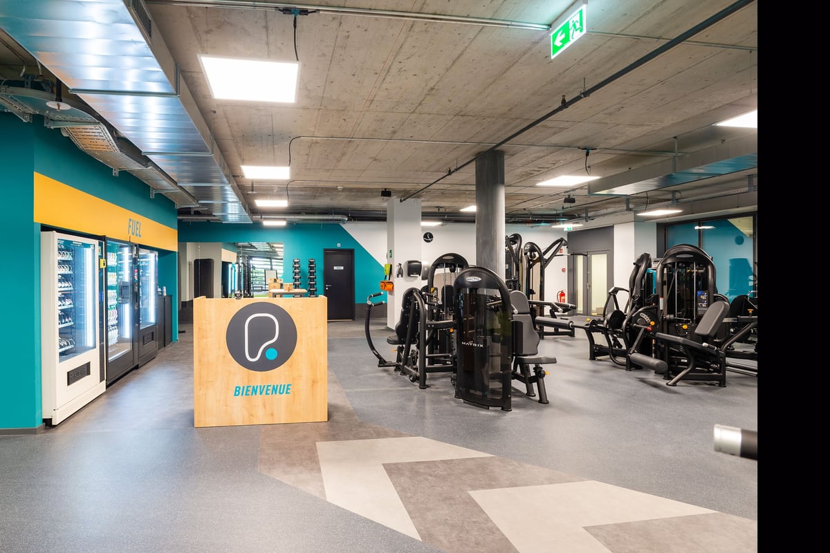 PureGym Genf Le Bouchet: Gym studio with resistance machines, free weights, exercise balls, and rubberized flooring.