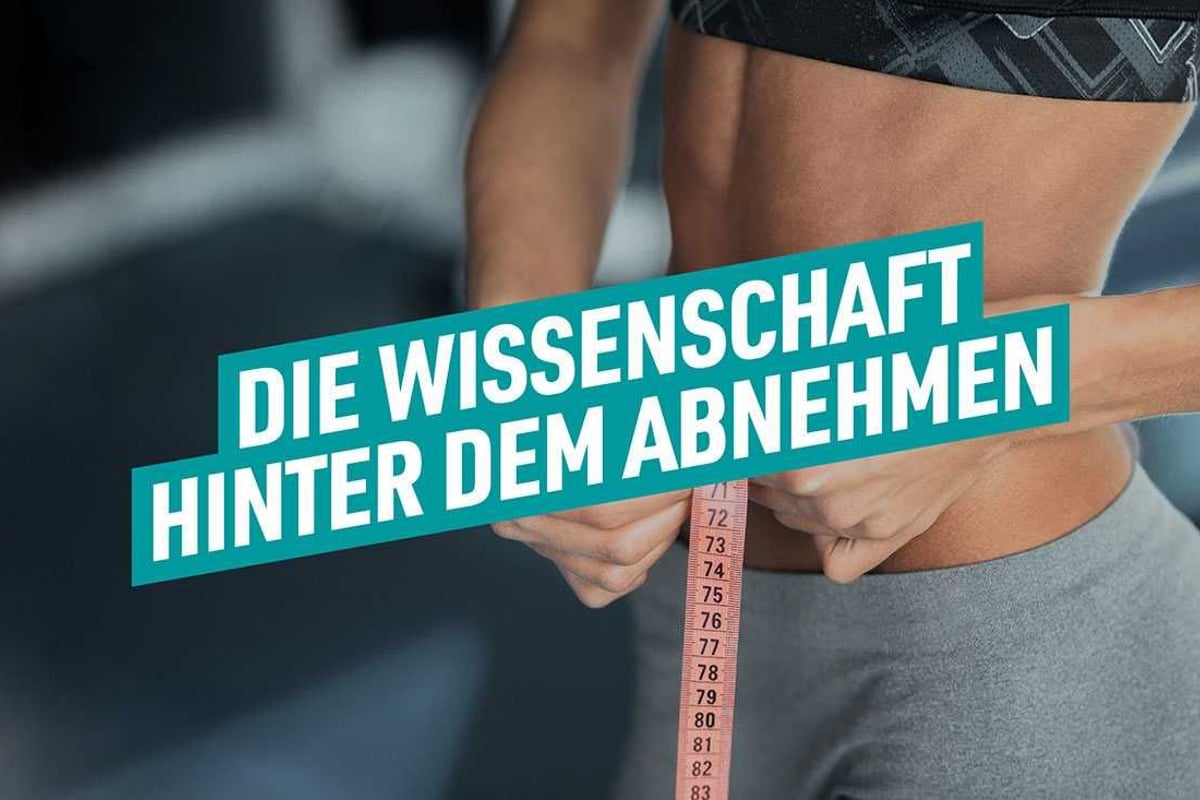 Frau misst Taille mit Maßband in Sportkleidung