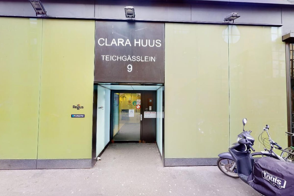 PureGym Basel Clara Huus: Aussenansicht eines Fitnessstudios mit einem draussen geparkten Fahrrad und PUREGYM-Schild.