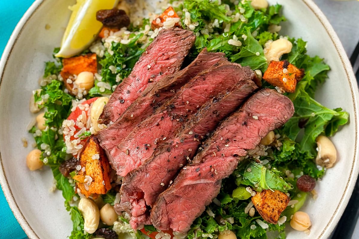 Steak mit Salat nach marokkanischer Art