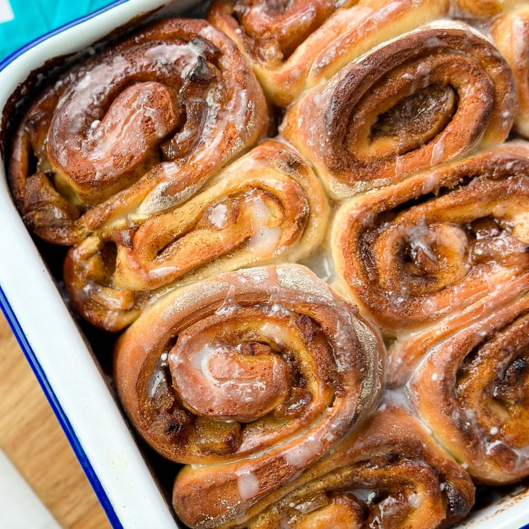 Zimtrollen mit Toffee-Apfel