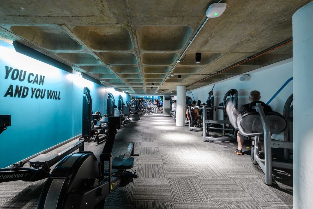 PureGym Farringdon: Weight machines and resistance equipment in a gym.